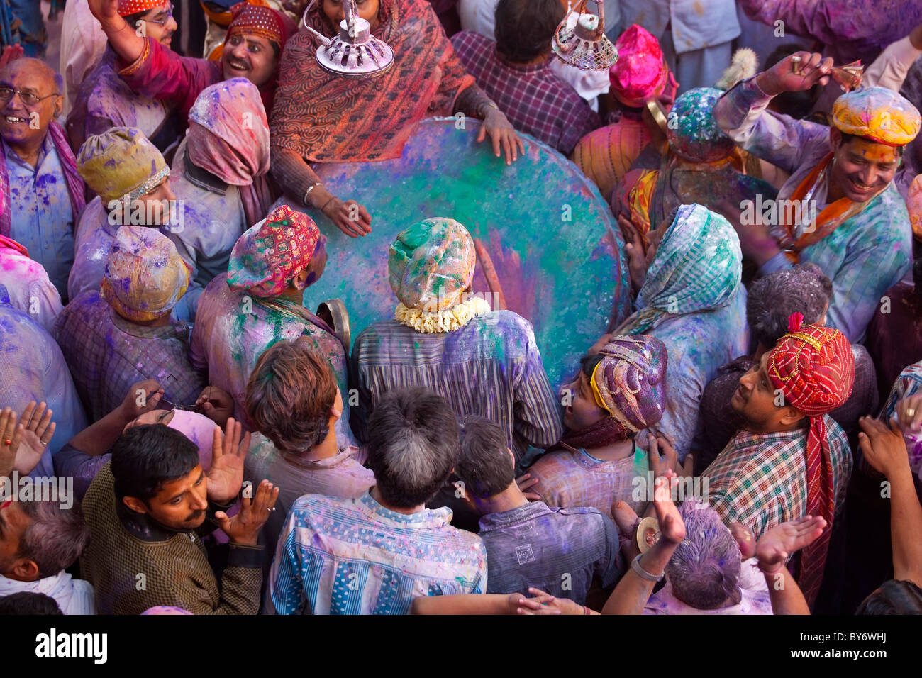 Tamburo nel tempio durante Holi festival, Mathura, Uttar Pradesh, India Foto Stock