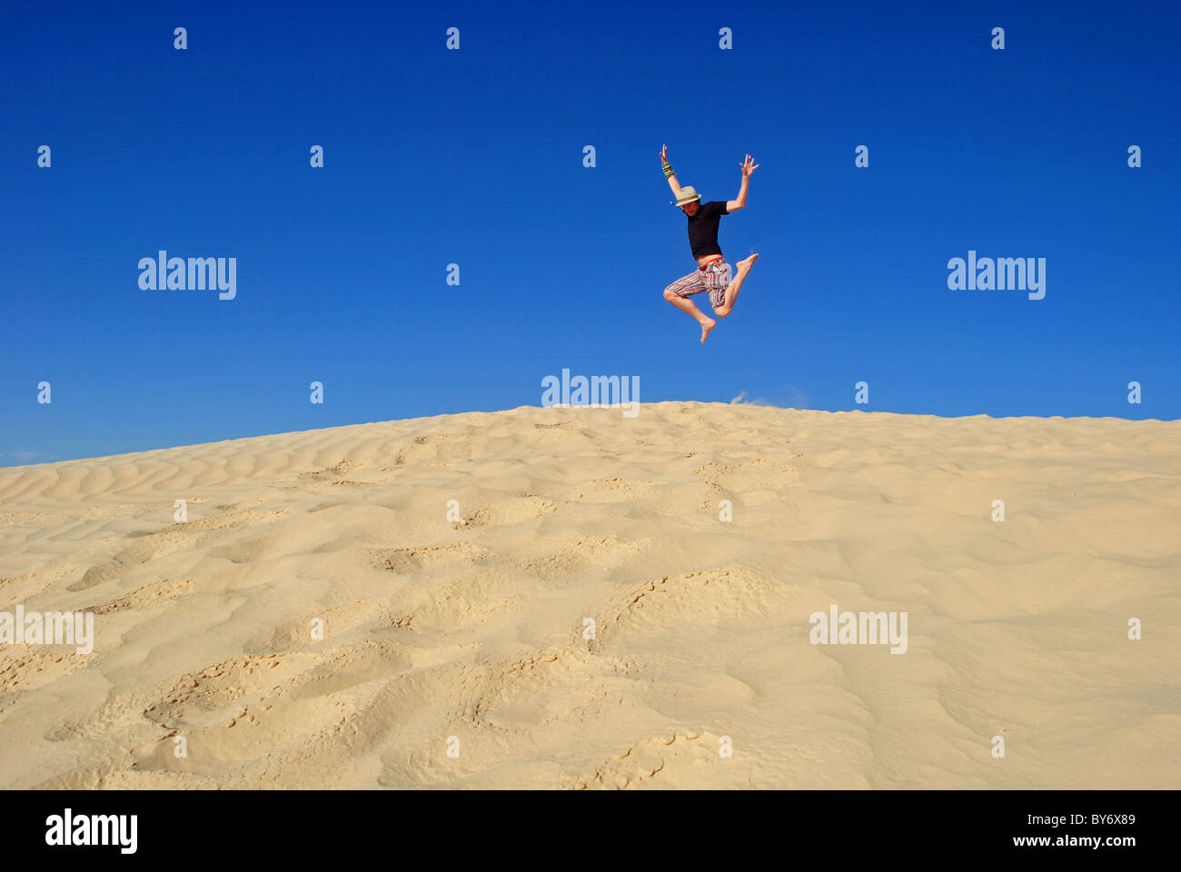 Un turista nelle dune del Grande Erg Orientale (deserto del Sahara) vicino a Douz, Tunisia Foto Stock