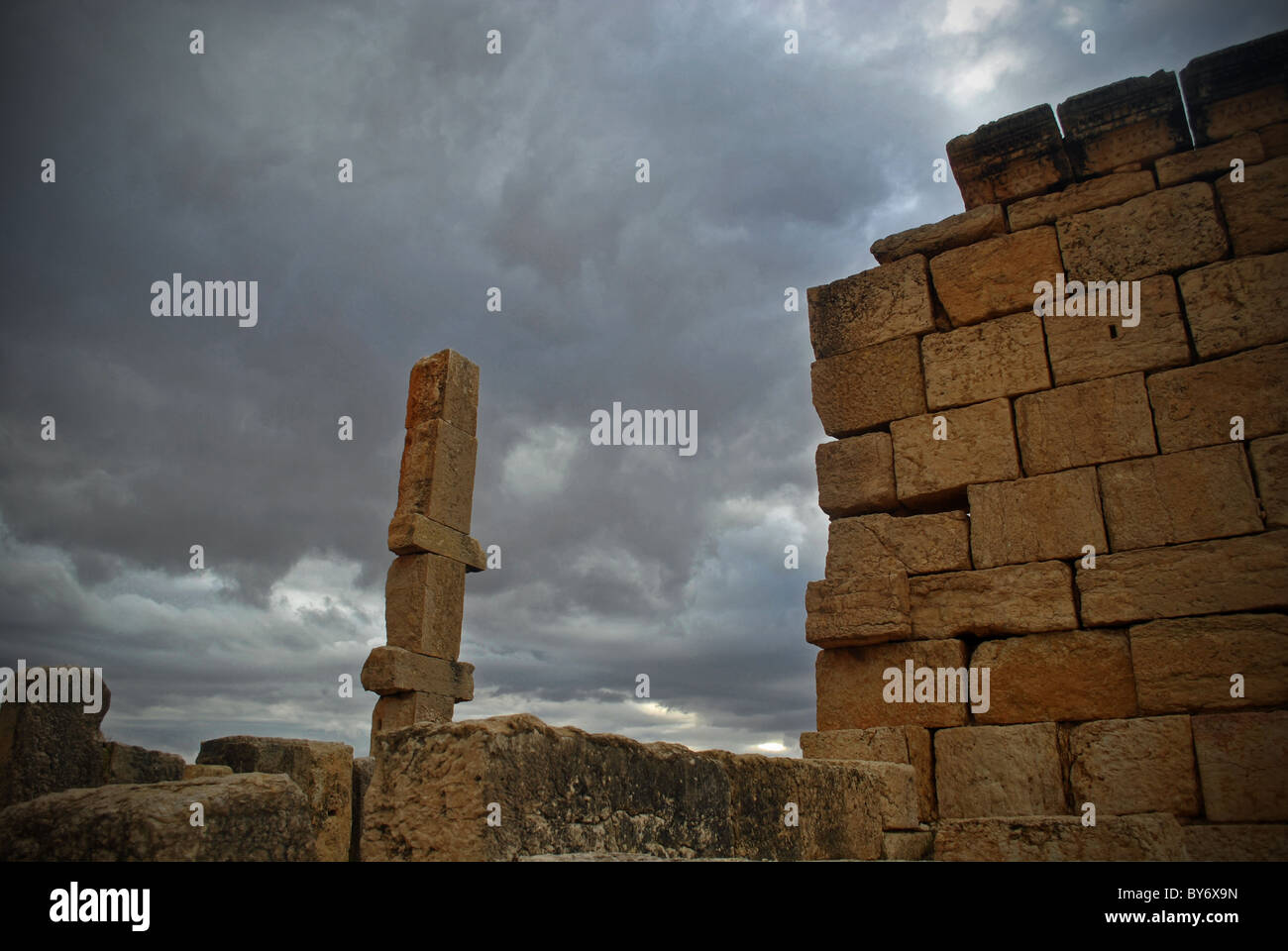 Resti di una parete in rovine romane in Sbeitla, Tunisia Foto Stock