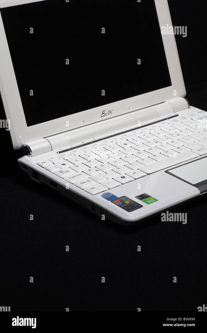 White Asus Eeepc 10 pollici schermo windows netbook mini computer portatile  PC isolati su nero Foto stock - Alamy