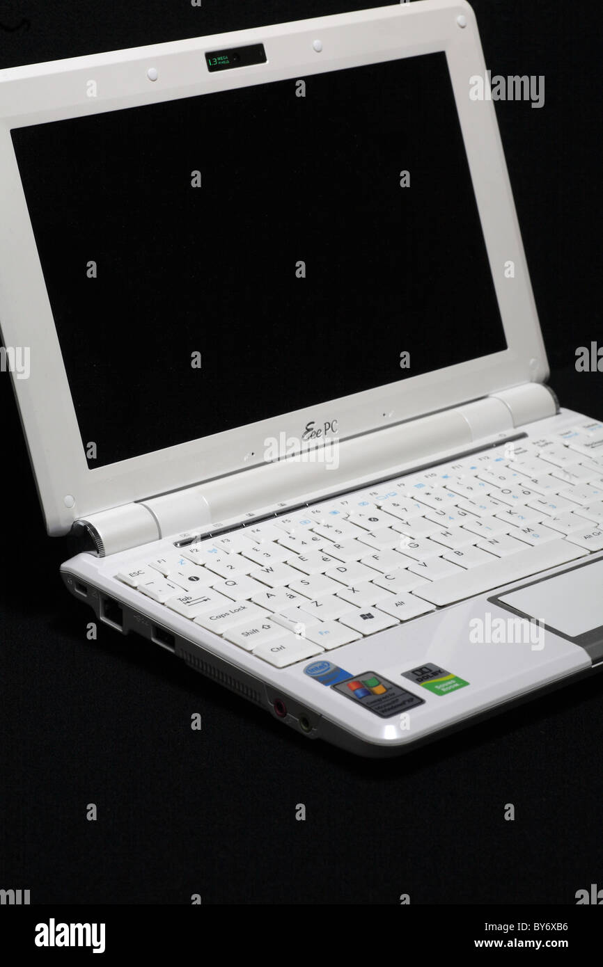 White Asus Eeepc 10 pollici schermo windows netbook mini computer portatile  PC isolati su nero Foto stock - Alamy