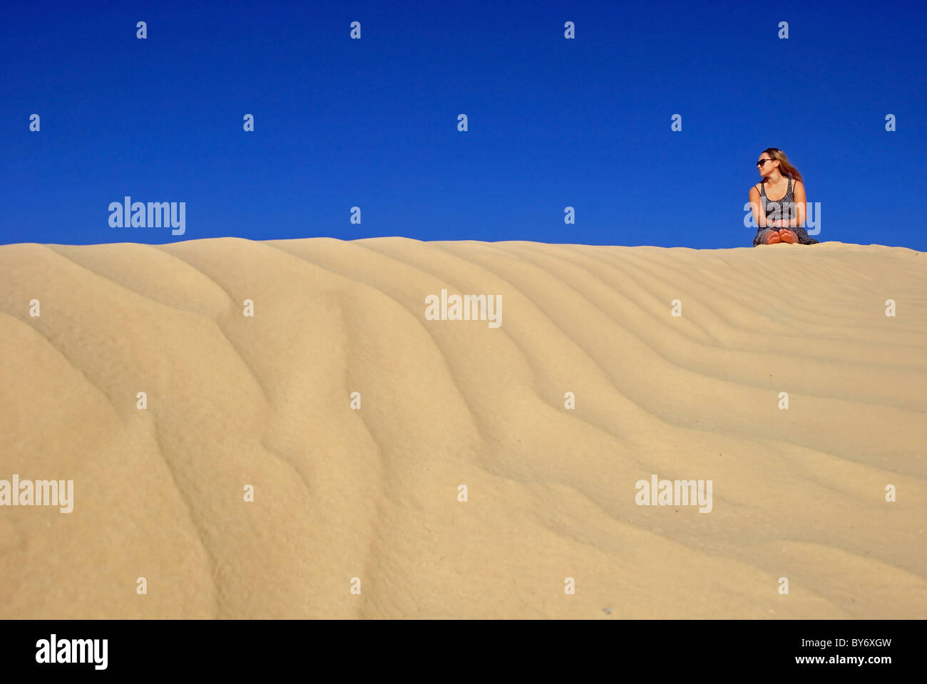 Un turista nelle dune del Grande Erg Orientale (deserto del Sahara) vicino a Douz, Tunisia Foto Stock
