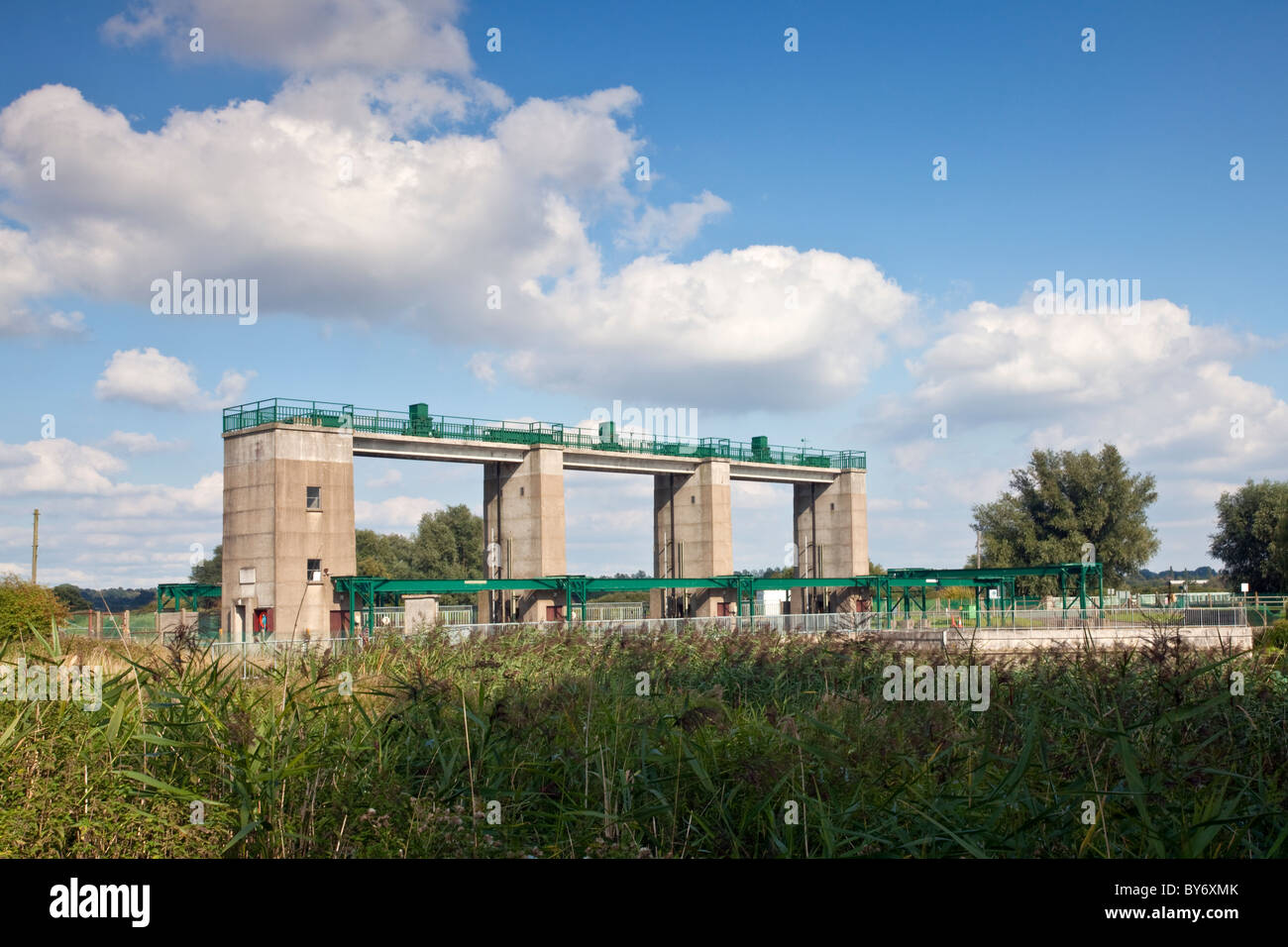 Parte di Denver chiusa la protezione dalle inondazioni gates su le paludi Foto Stock