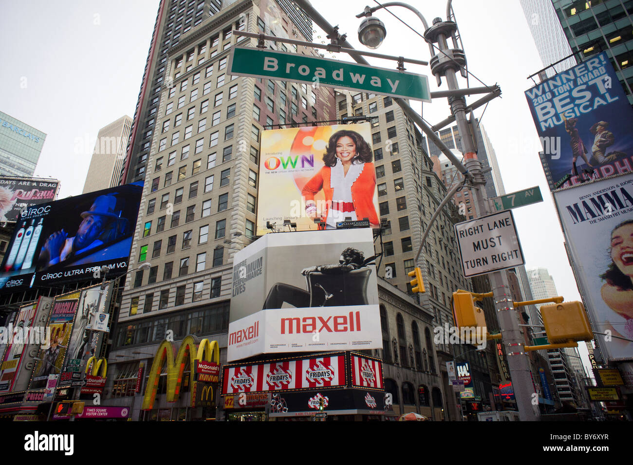 Un cartellone a Times Square a New York promuove la nuova propria rete televisiva via cavo avviato da celebrity Oprah Winfrey Foto Stock