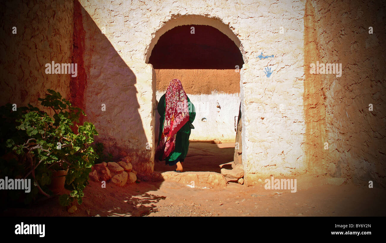 Donna troglodita di entrare ai box-abitazione vicino a matmata, Tunisia Foto Stock