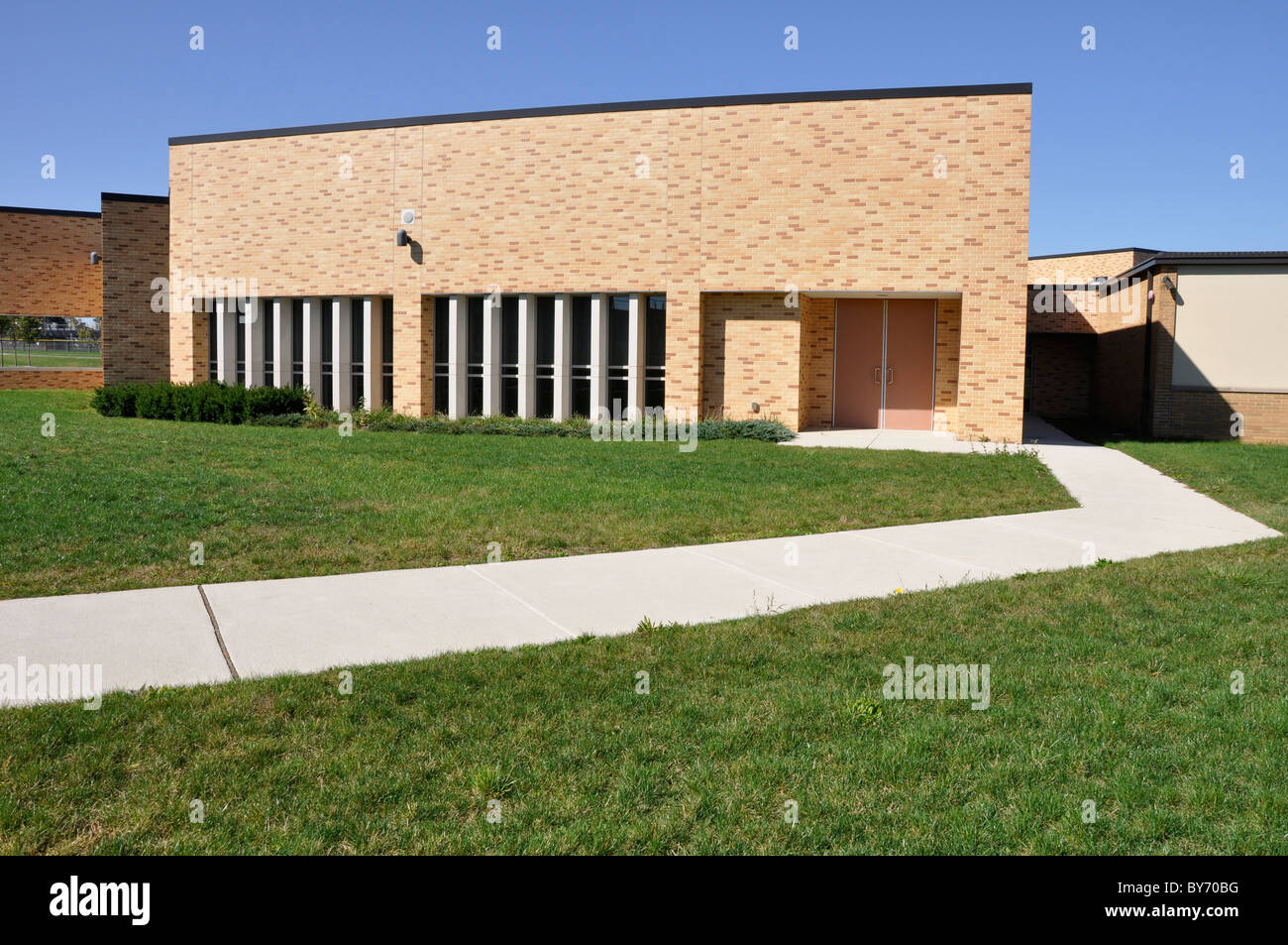 Il marciapiede da un moderno edificio scolastico di Whitehall, Pennsylvania. Foto Stock