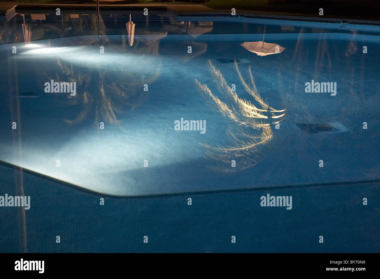 La piscina di notte all'hotel di Las Dunas, Estepona, Malaga, Spagna Foto Stock