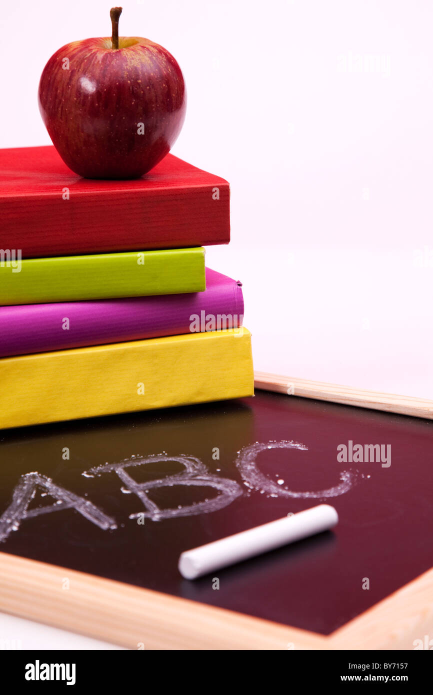 Si torna a scuola lettere scritte su una lavagna con colorati libri (messa a fuoco selettiva) Foto Stock