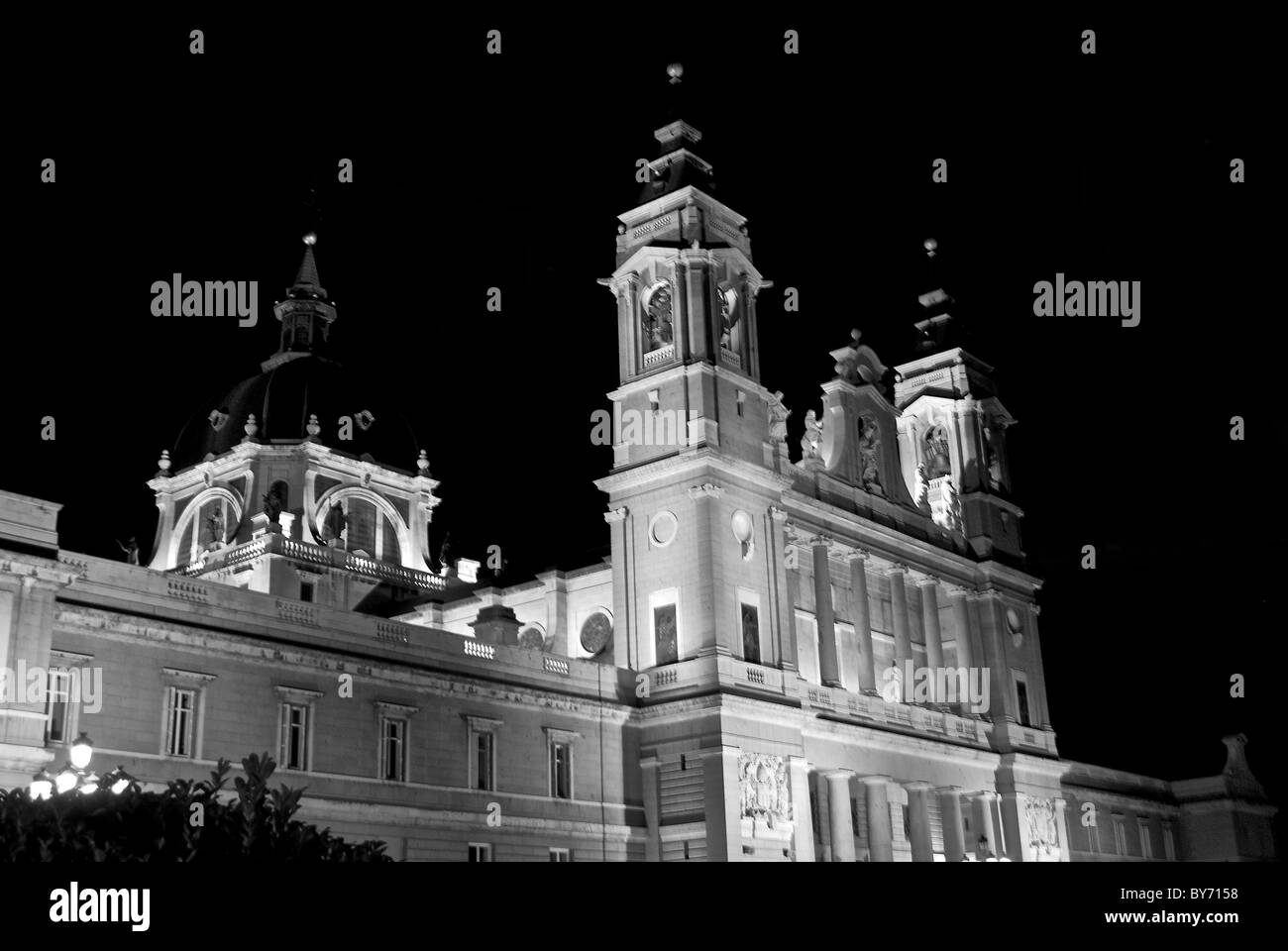 Cattedrale accesa fino a Madrid, Spagna Foto Stock
