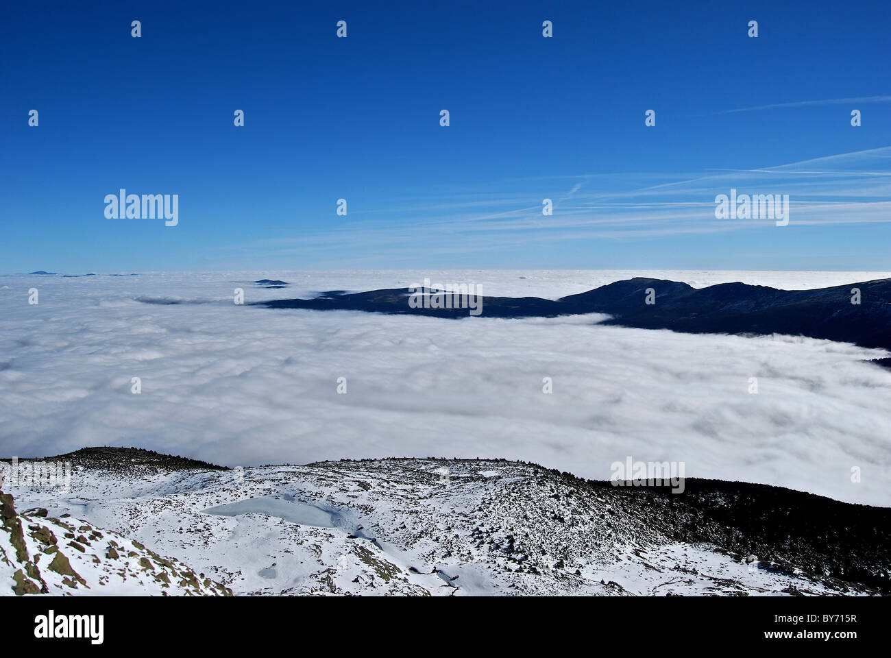 La Sierra di Guadarrama Mountain Range in Spagna centrale avvolta in nubi. Foto Stock