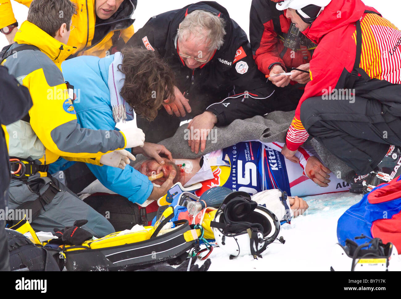 Crash di Hans GRUGGER, AUT nella sessione di allenamento per la Coppa del Mondo di Sci sulla Streif, Hahnenkamm Kitzbühel on gennaio 20, 2011 Foto Stock