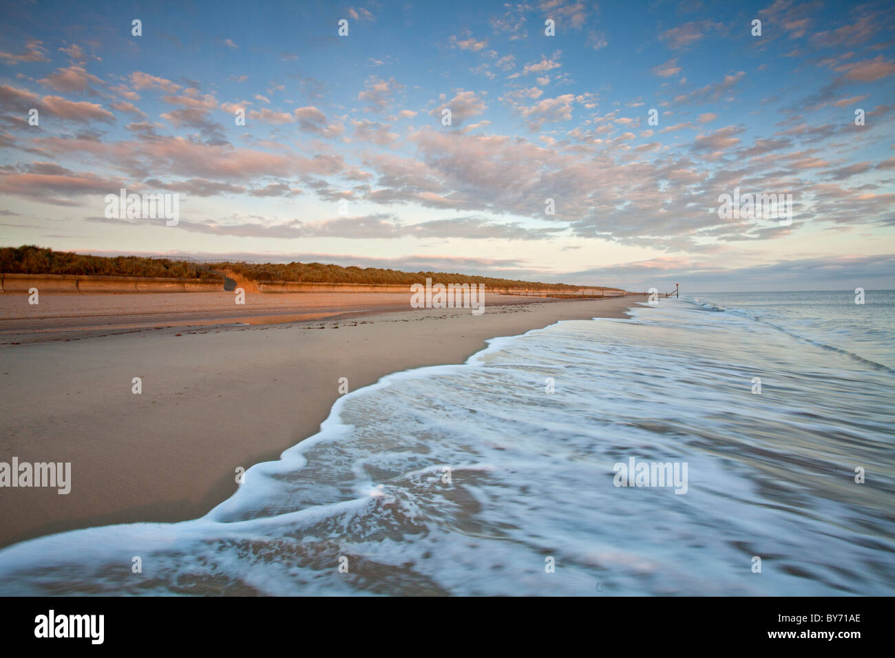 Spiaggia Horsey catturato alla prima luce sulla costa di Norfolk Foto Stock