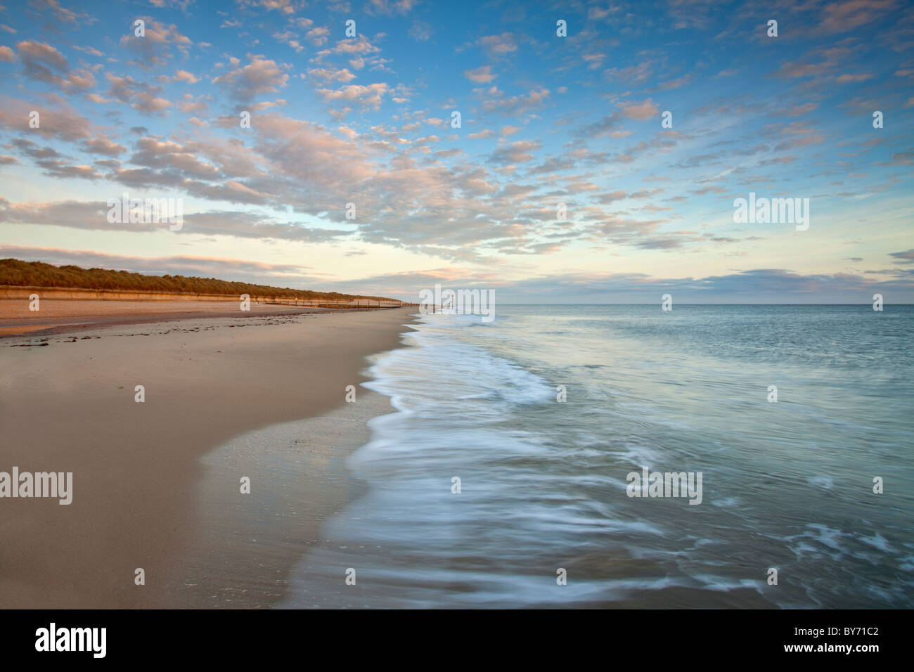 Spiaggia Horsey catturato alla prima luce sulla costa di Norfolk Foto Stock