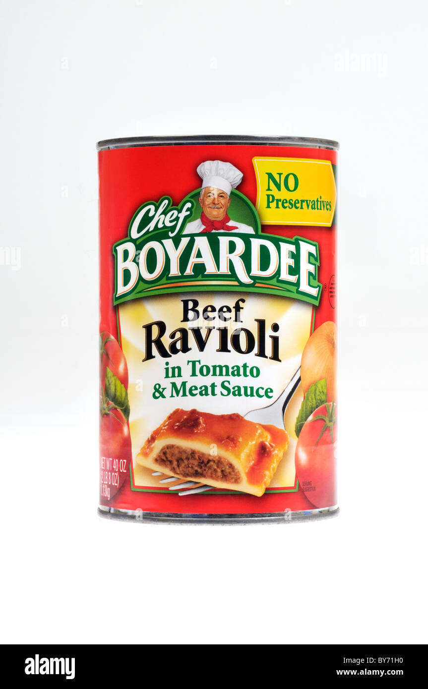 Può dello Chef Boyardee Ravioli di carne in salsa di pomodoro e carne da ConAgra su sfondo bianco, ritaglio. Foto Stock
