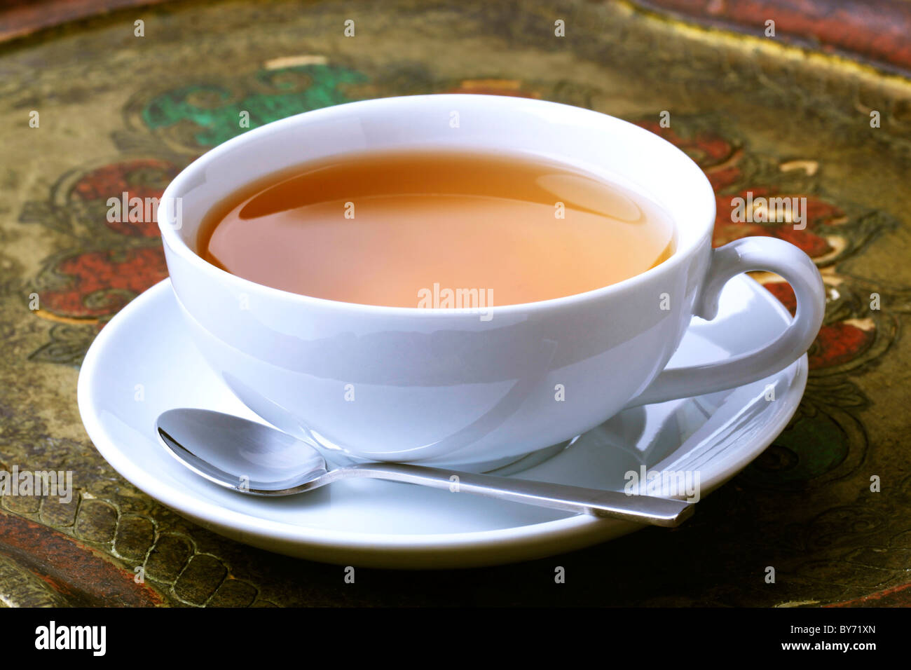 Tazza di tè su un vassoio di antiquariato Foto Stock