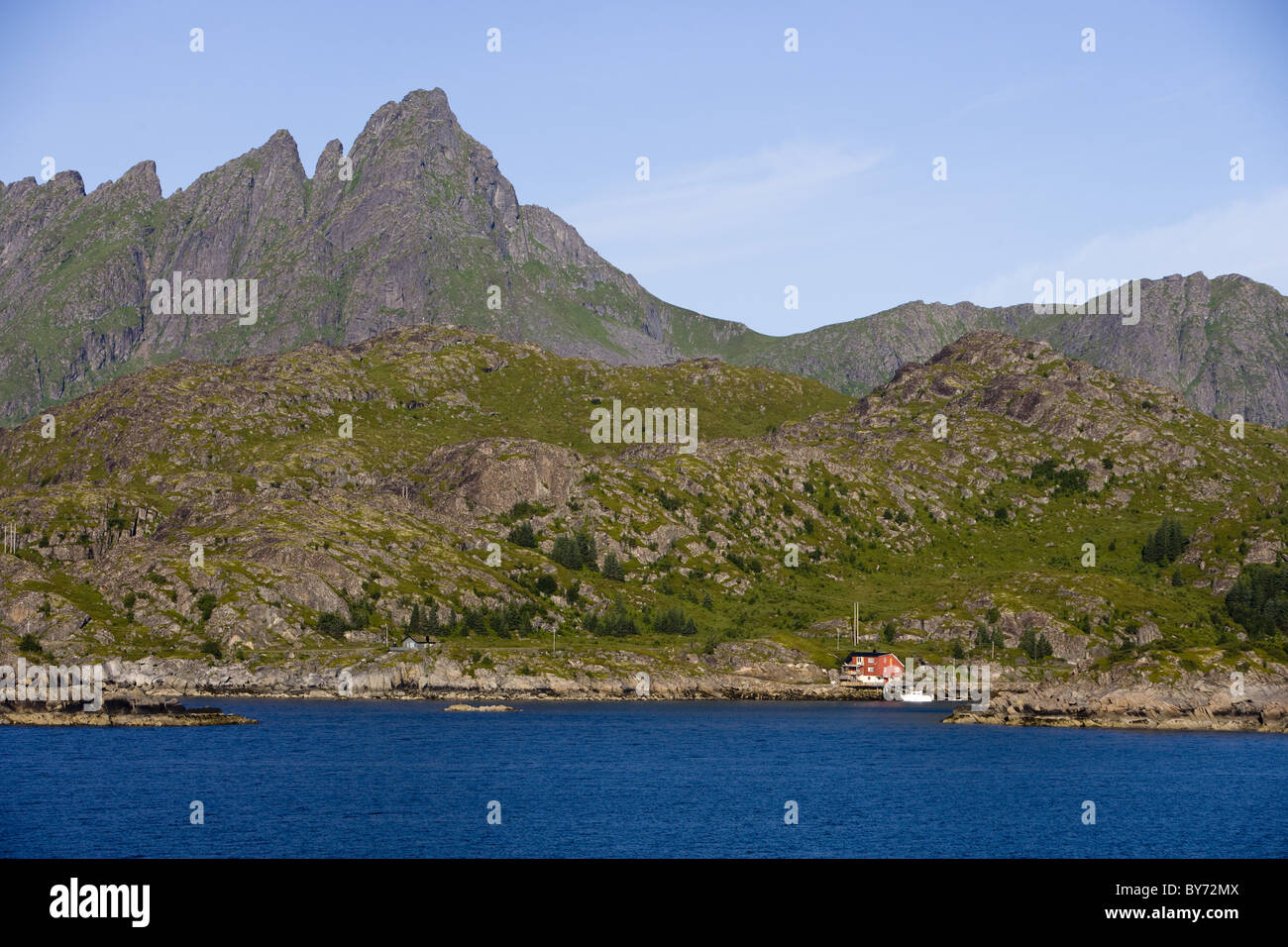 Casa idilliaco e la gamma della montagna, Vicino Leknes, Lofoten, Nordland, Norvegia, Europa Foto Stock