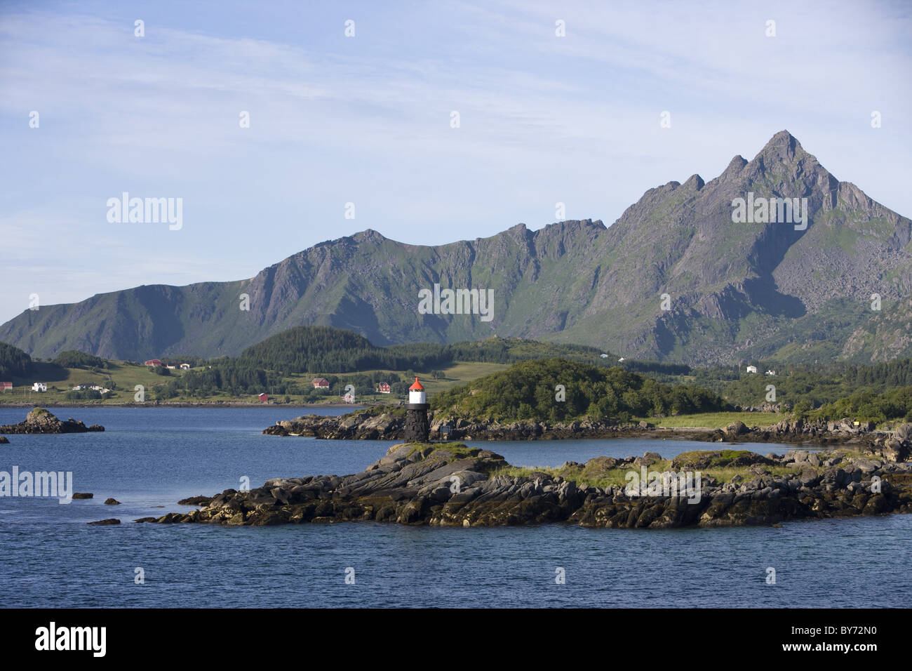 Faro e montagne, vicino Leknes, Lofoten, Nordland, Norvegia, Europa Foto Stock