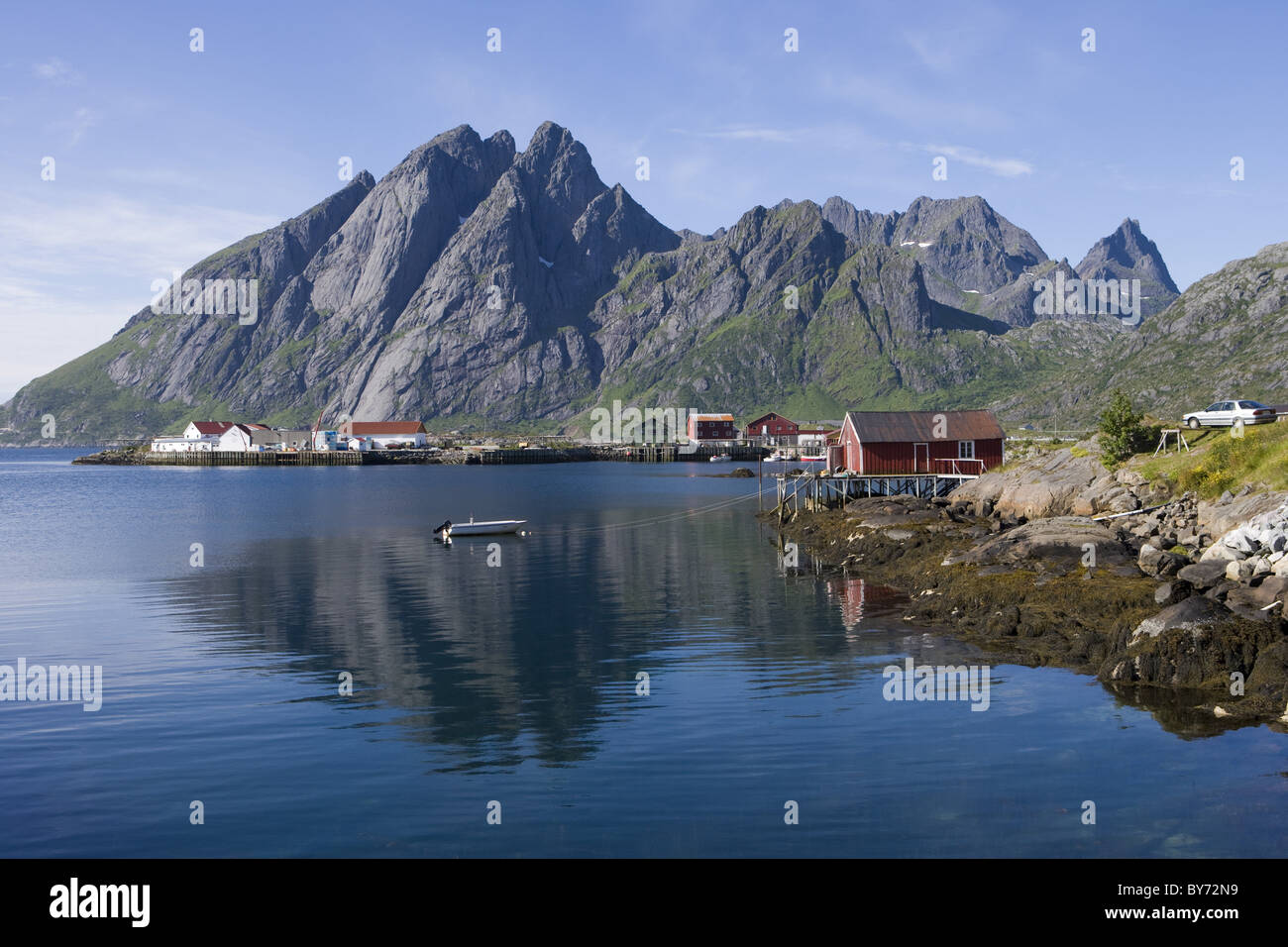 Idilliaco Villaggio di Pescatori, Sund, Flakstadoy, Lofoten, Nordland, Norvegia, Europa Foto Stock
