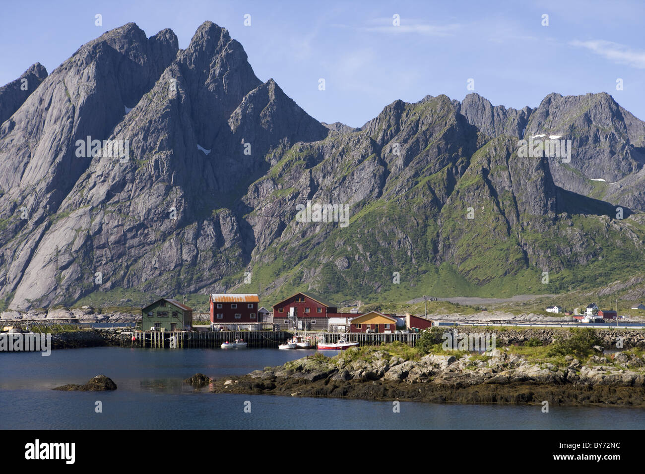 Idilliaco Villaggio di Pescatori, Sund, Flakstadoy, Lofoten, Nordland, Norvegia, Europa Foto Stock