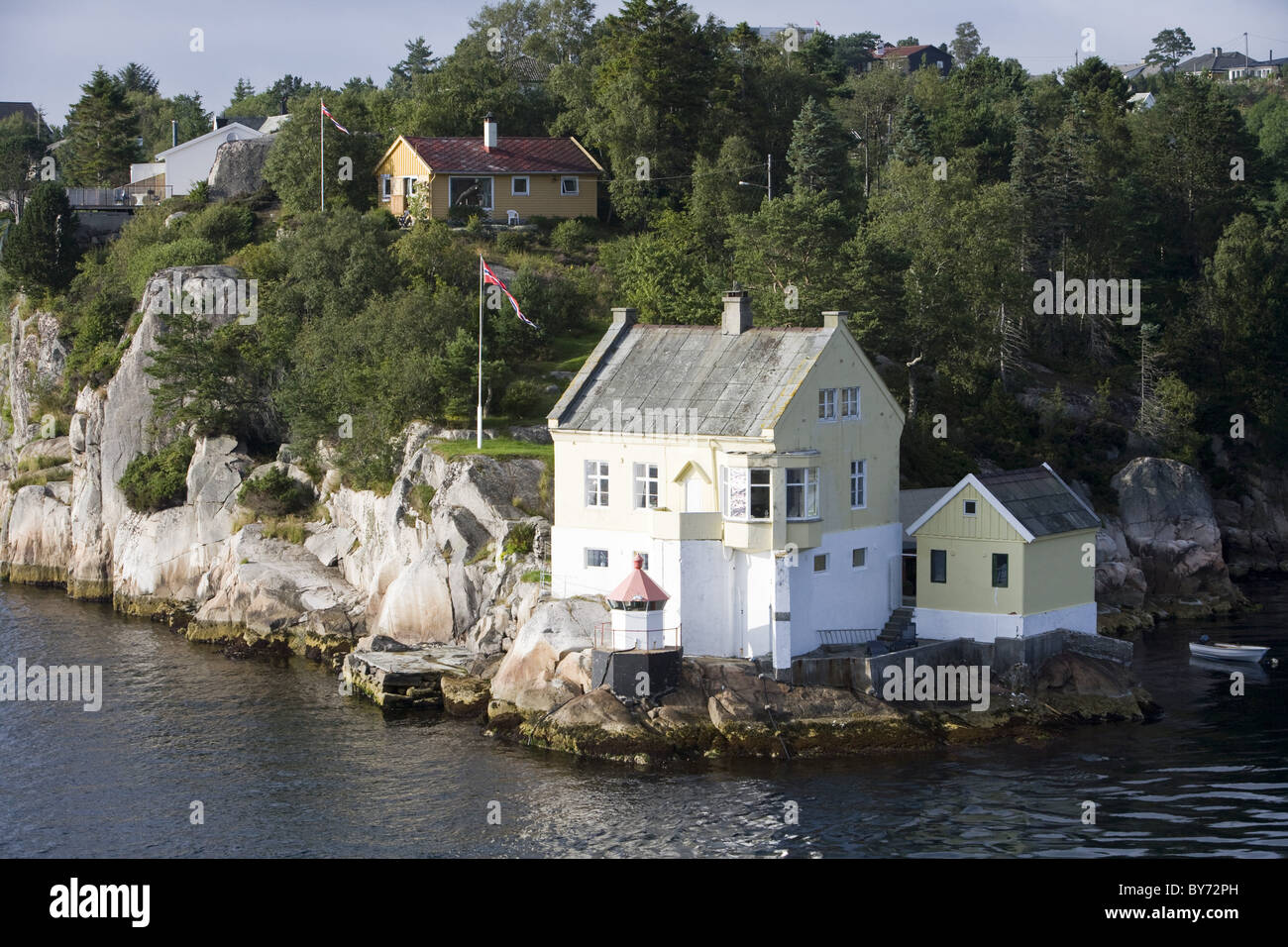 Case idilliaco accanto al Fiordo, vicino a Bergen Hordaland, Norvegia, Europa Foto Stock