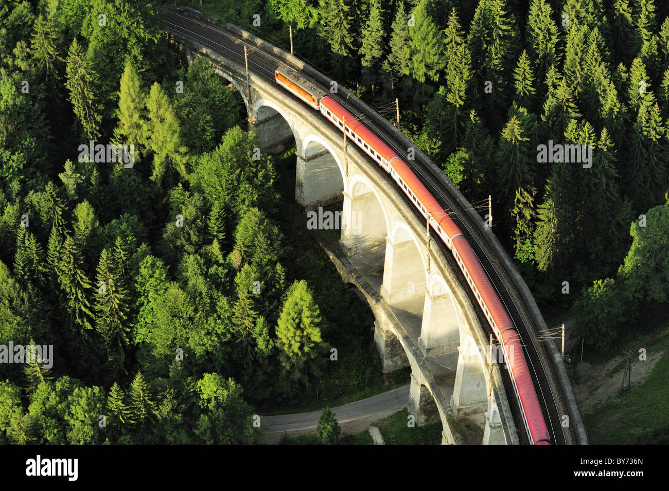 Treno passa Kalte Rinn-viadotto, Ferrovia di Semmering, Sito Patrimonio Mondiale dell'UNESCO ferrovia di Semmering, Austria Inferiore, Austria Foto Stock