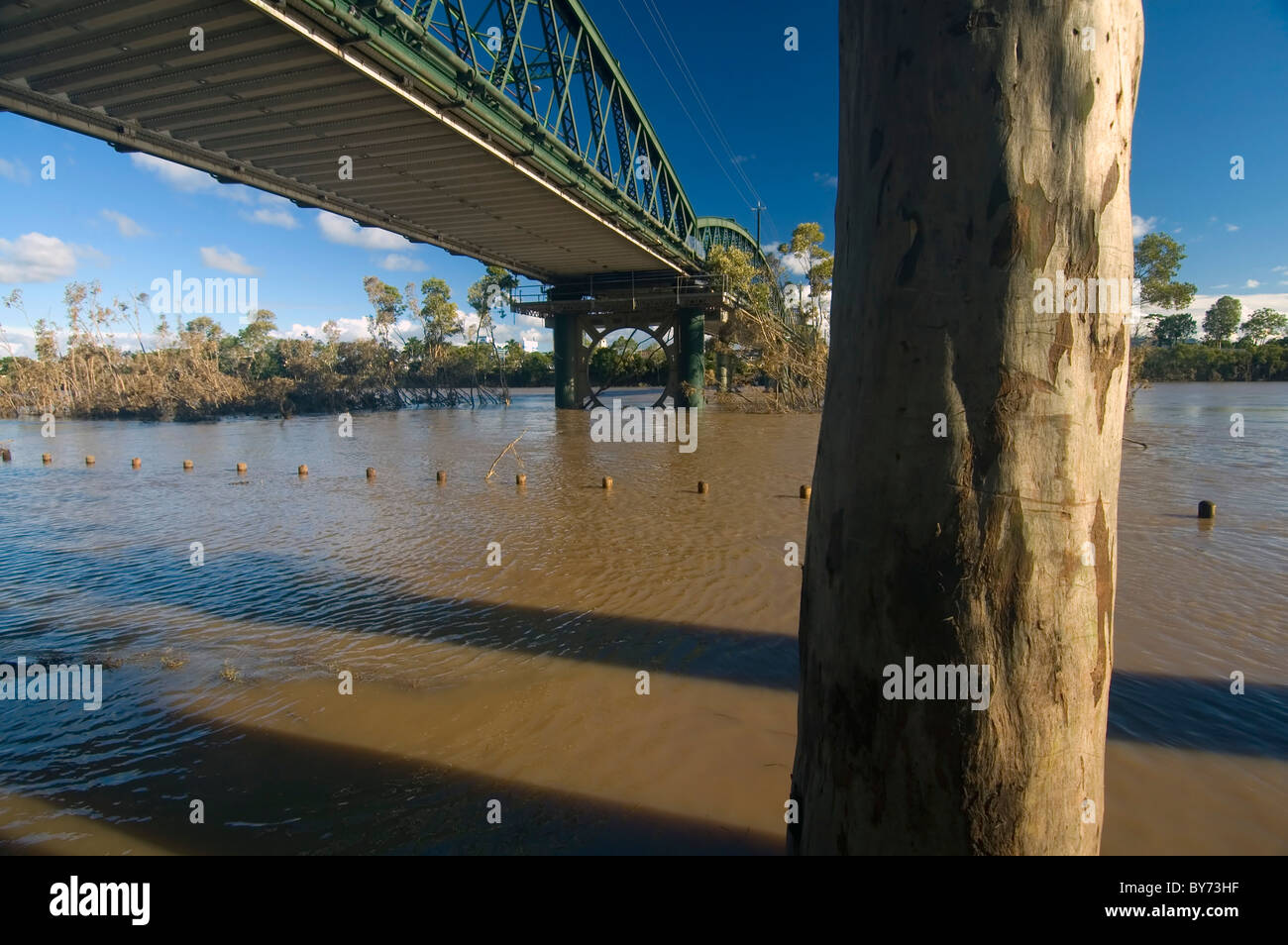 Fiume Burnett inondazioni sotto il fiume Burnett Bridge, Bundaberg, Queensland, Australia, Gennaio 2011. N. PR Foto Stock