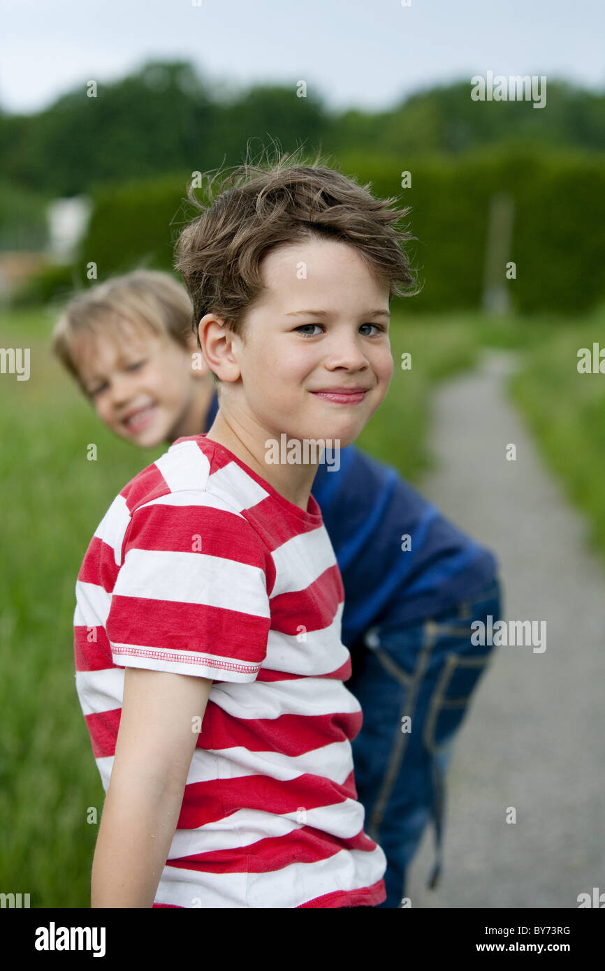 2 ragazzi, 7 anni, 6 anni Foto Stock