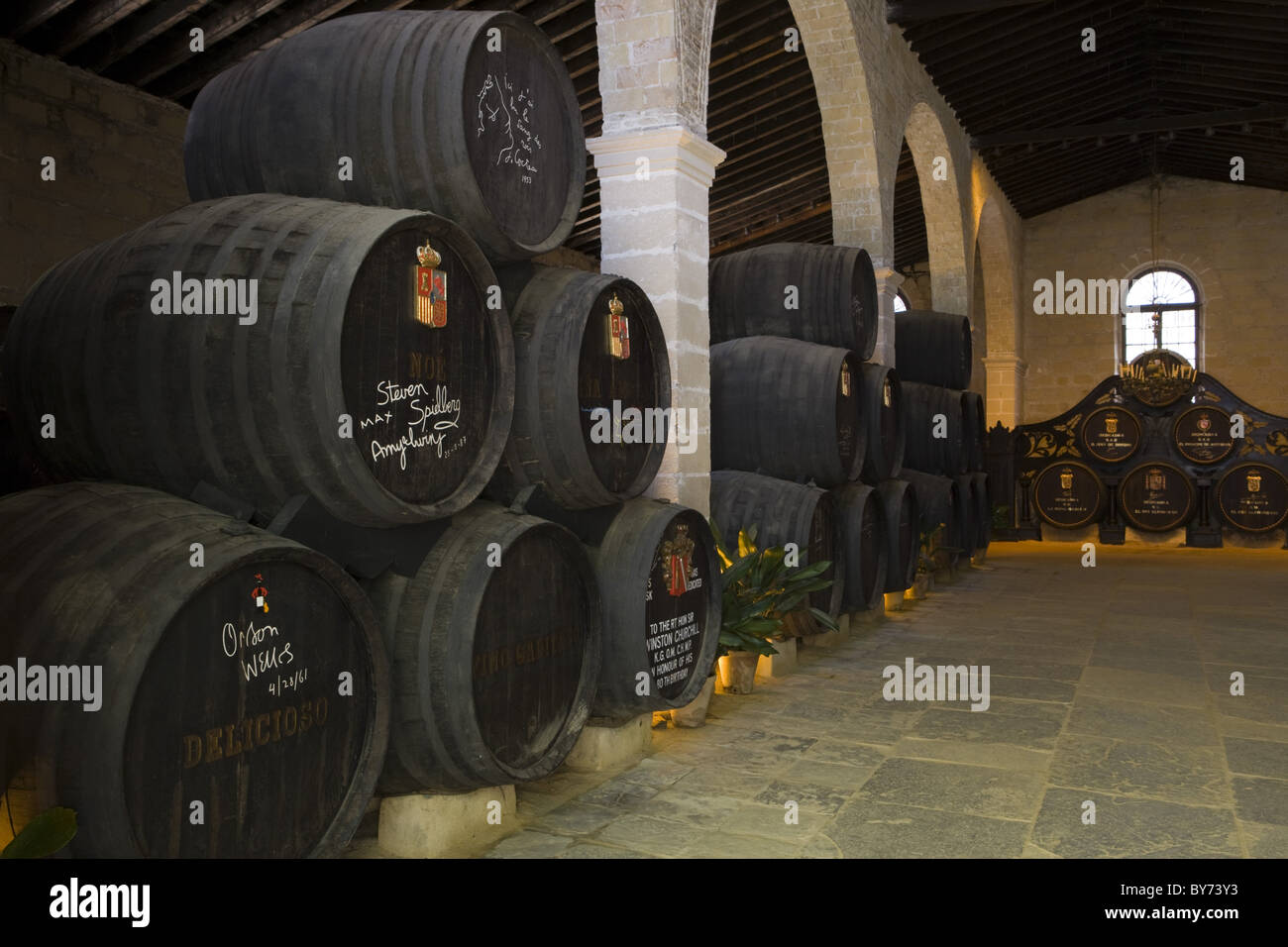 Persone famose botti di sherry in cantina di Bodega Tio Pepe Gonzales Byass cantina, Jerez de la Frontera, Andalusia, Spagna, Europa Foto Stock
