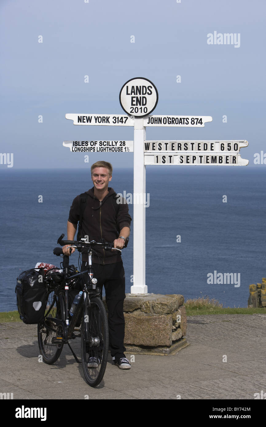 Ciclista a John O'Semole Signpost, Land's End, Cornwall, Inghilterra, Europa Foto Stock