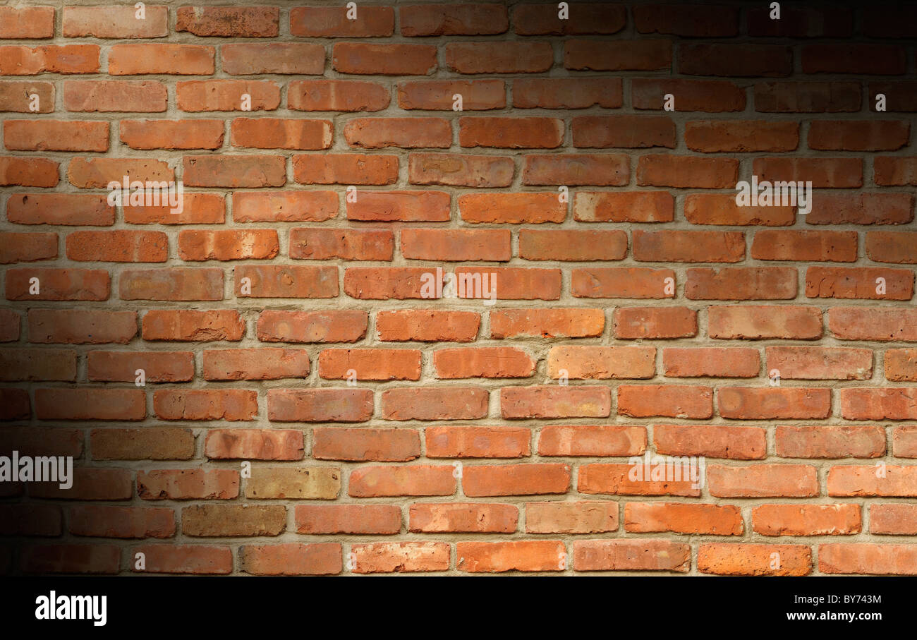Weathered red brick parete illuminata di texture in diagonale Foto Stock