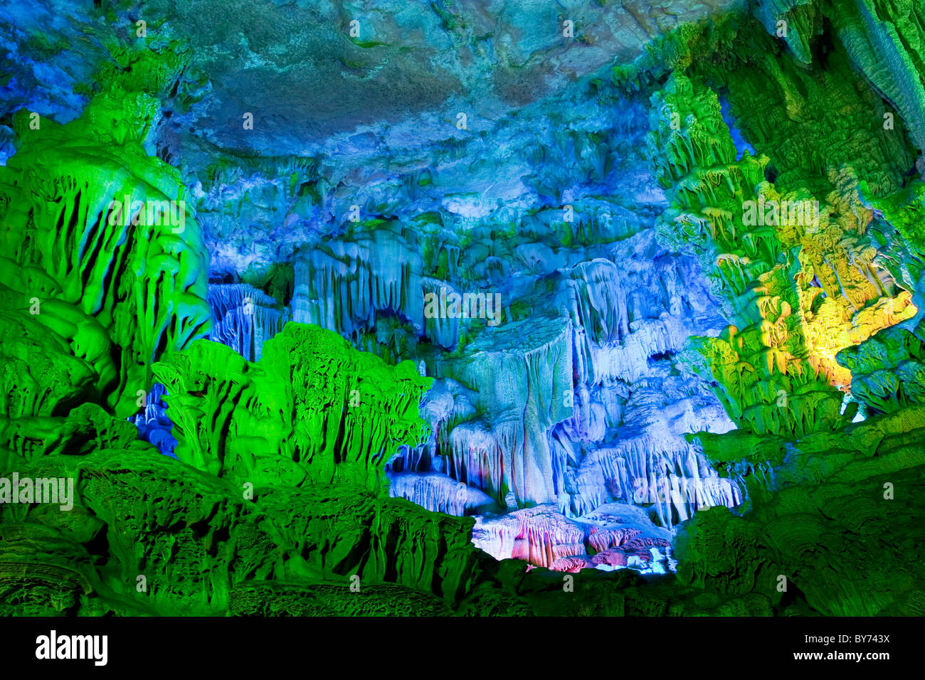 Il splendidamente illuminato Reed Flute grotte situate in Guilin, provincia di Guangxi, Cina Foto Stock