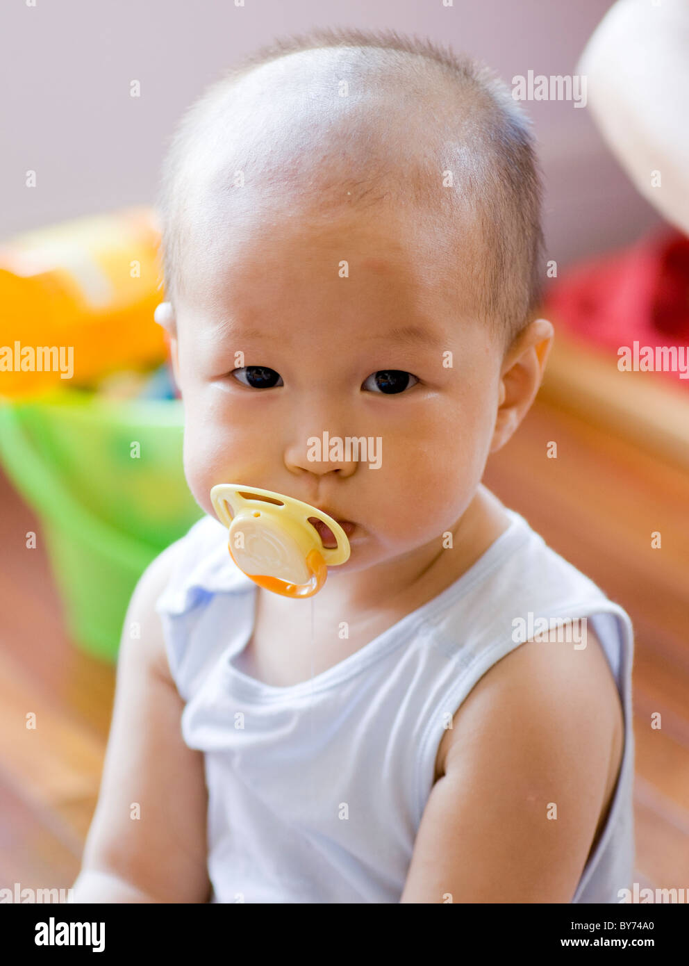 Asian baby boy eating fantoccio Foto Stock