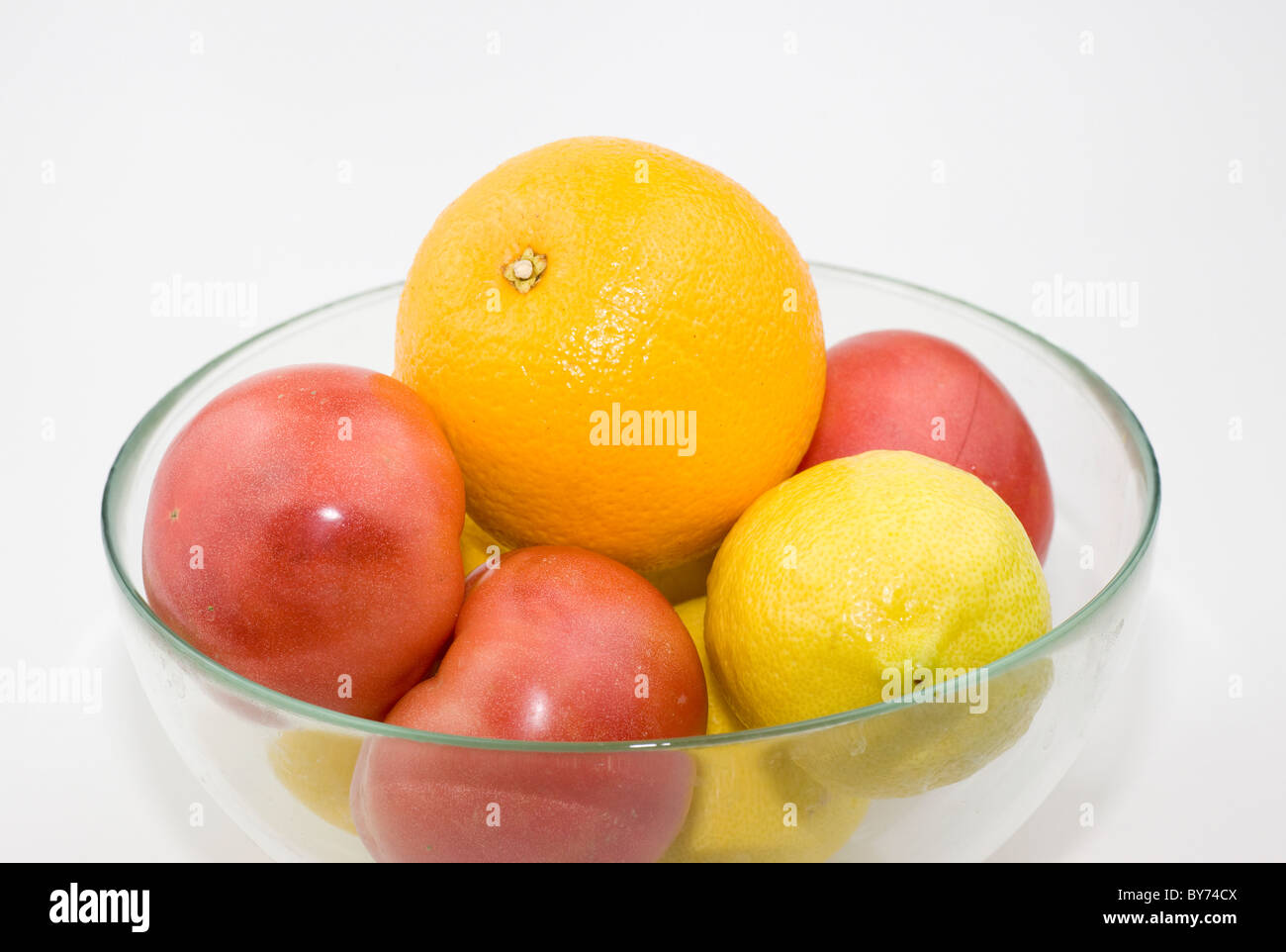 Una piastra di orange pomodori e arance Foto Stock