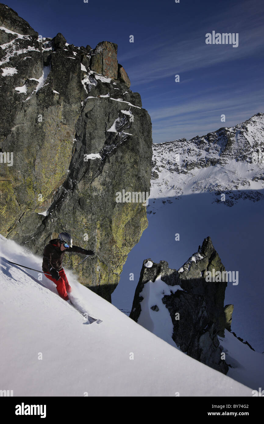 Sciatore sci di discesa a picco Blackcomb, British Columbia, Canada Foto Stock