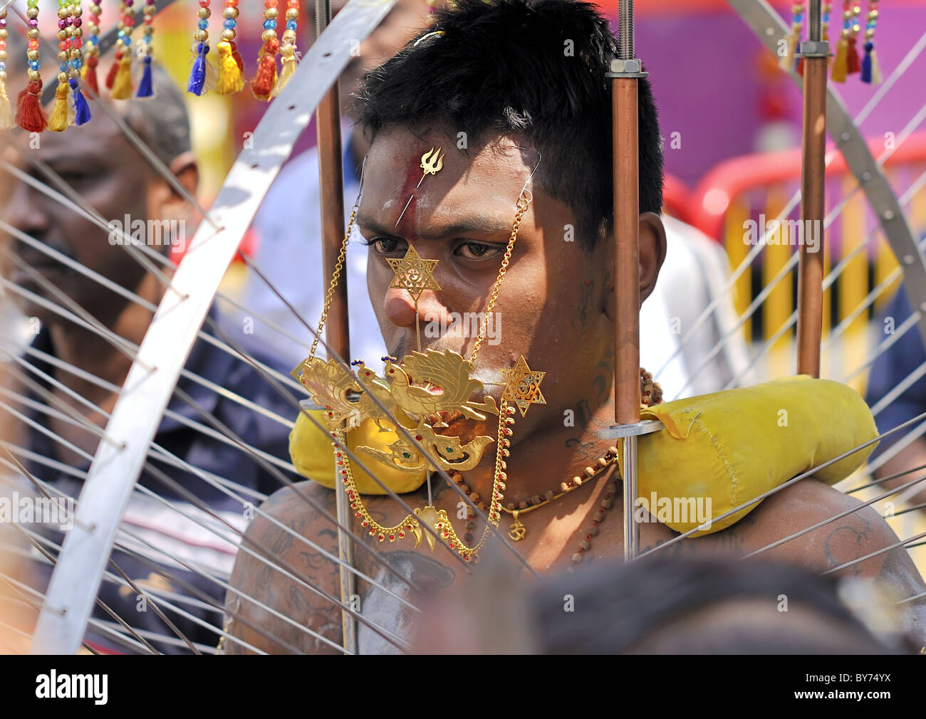 Un devoto indù con body piercing all'Thaipusam Festival 2011 a Singapore. Foto Stock
