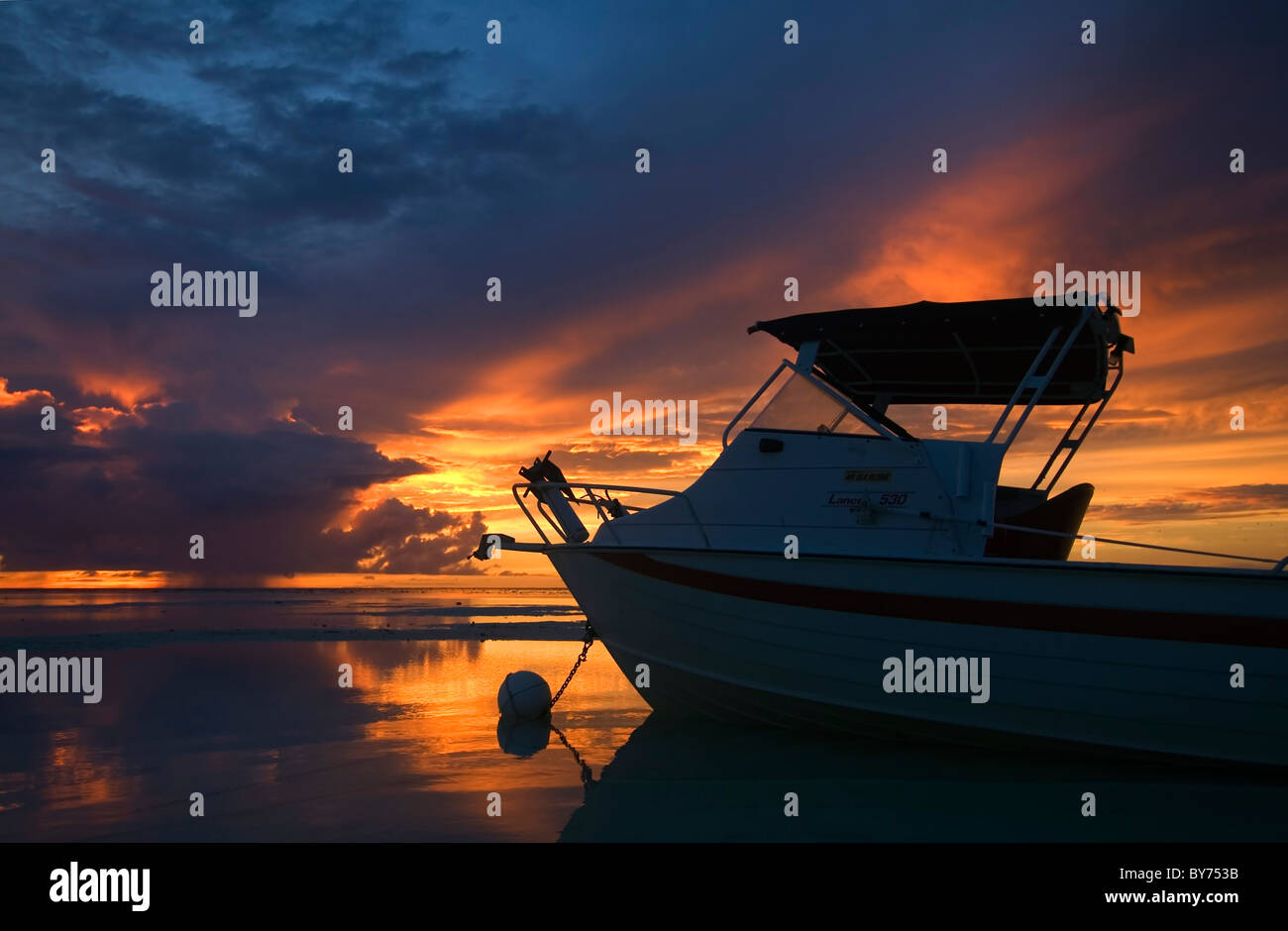 Barca al tramonto, North West Island, Capricorno Gruppo Bunker, Southern Great Barrier Reef Marine Park, Queensland, Australia. N. PR Foto Stock