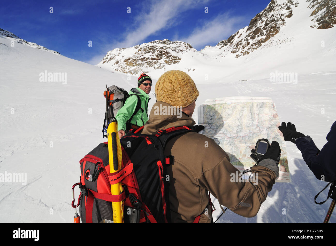 Chi pratica lo sci alpinismo sul loro modo al Piz Buin Engadin, Grigioni, Svizzera, Europa Foto Stock