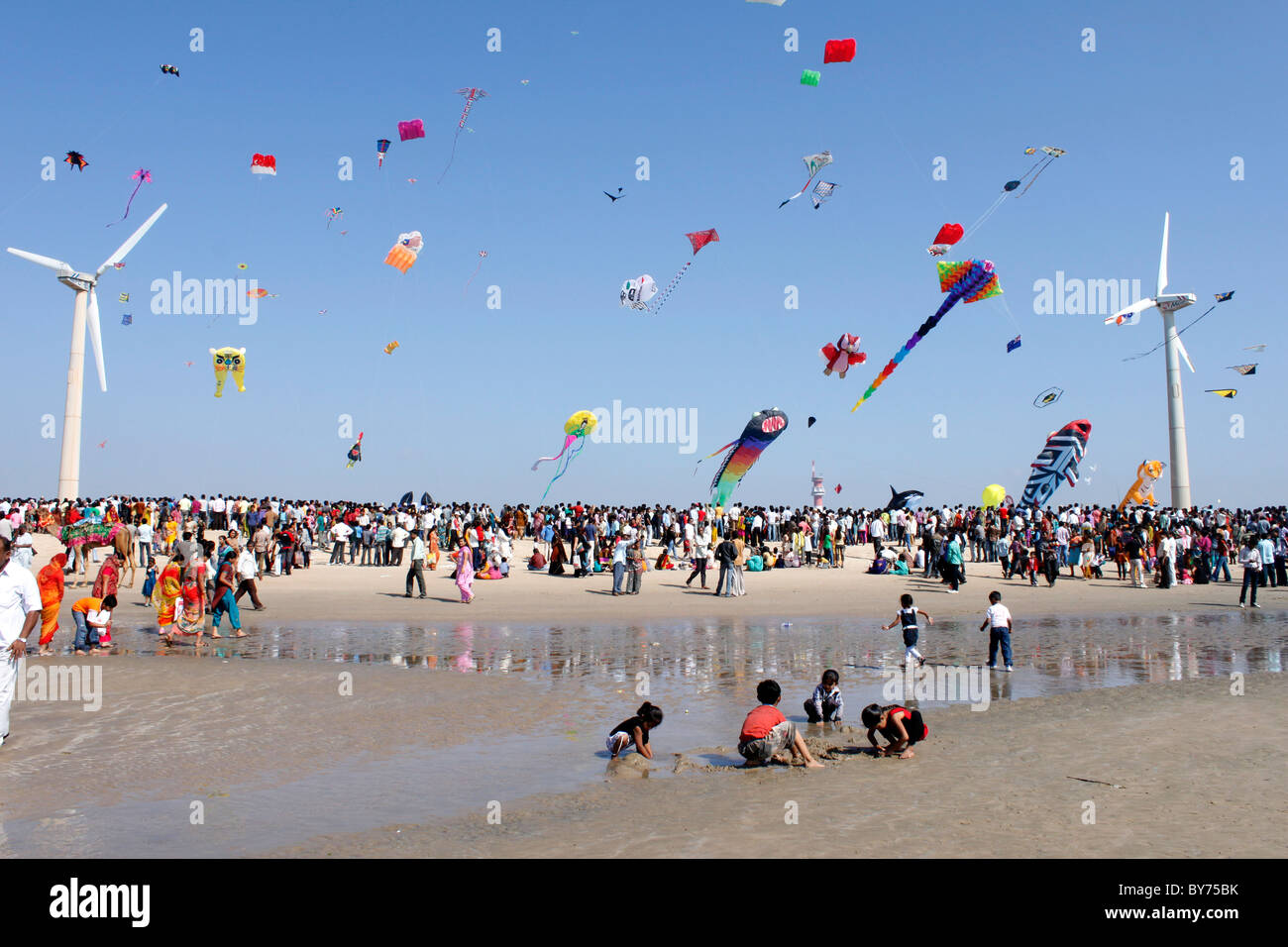 Il Kite Festival in Gujarat beach Foto Stock