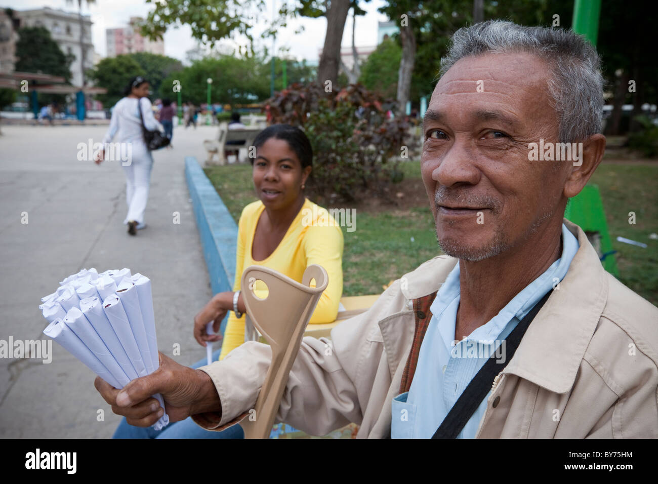 Cuba, La Habana. Venditore di arachidi in un parco. Foto Stock