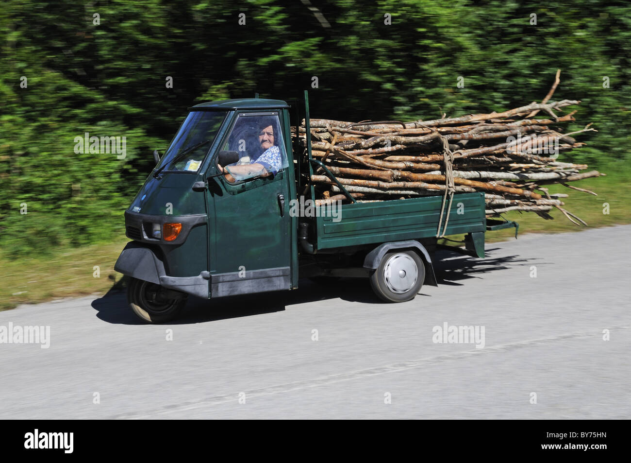 Vecchia donna trasportare il legno sulla Vespa APE, Abruzzo, Italia, Europa  Foto stock - Alamy