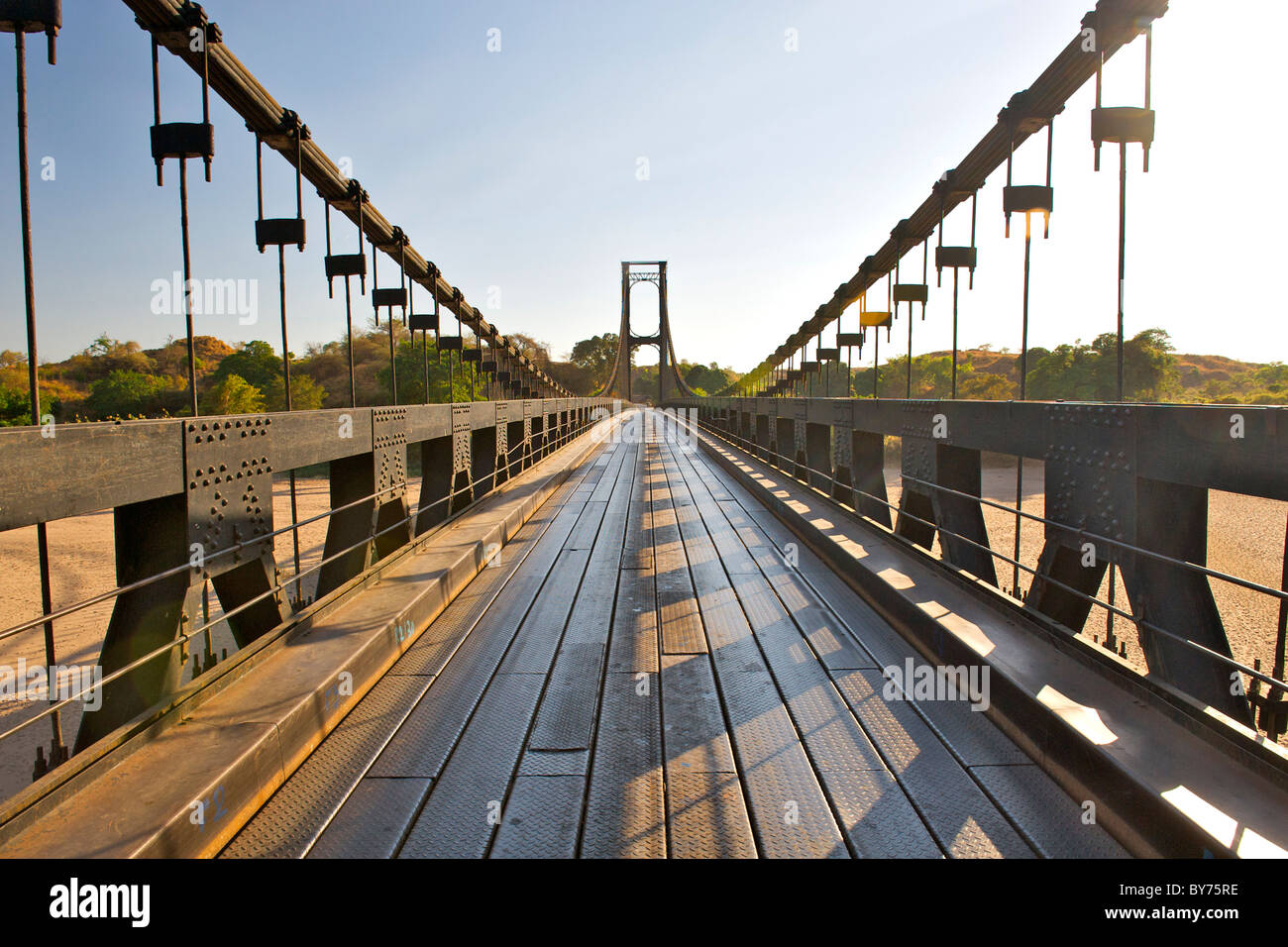 Ponte di sospensione appena a sud del villaggio Ambondromamy sulla RN6 road nel nord del Madagascar. Foto Stock