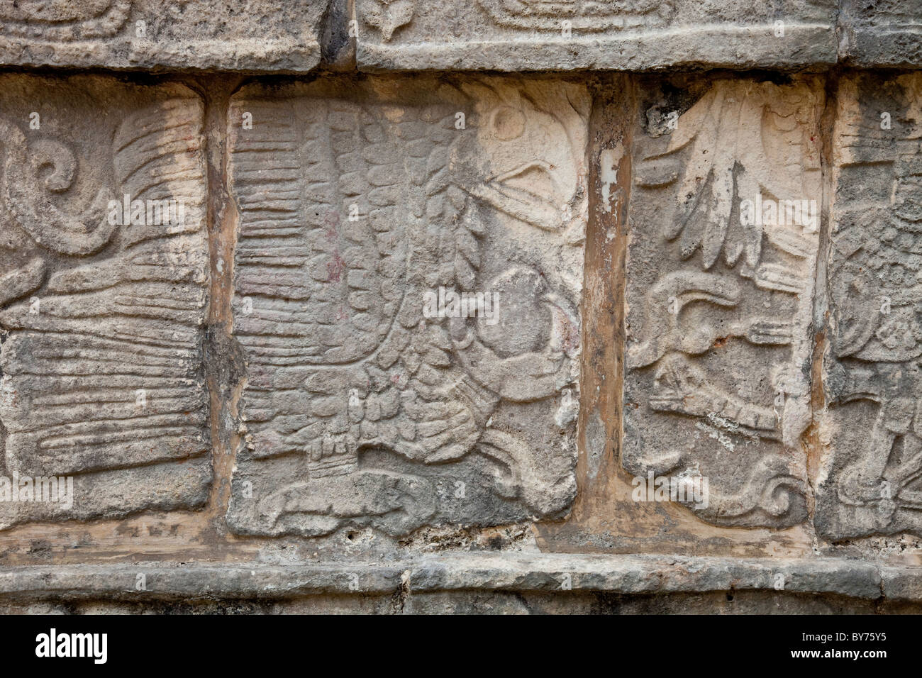 Aquila che tiene il cuore, Platforma de los Aguilas y los jaguares, Chichen Itza, Messico Foto Stock