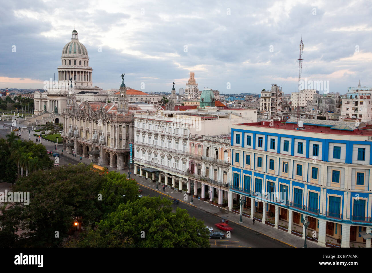 Cuba, La Habana. Paseo de Marti. Hotel Telegrafo, Hotel Inglaterra, Teatro Nazionale, Capitol, dal primo piano a destra e a sinistra. Foto Stock