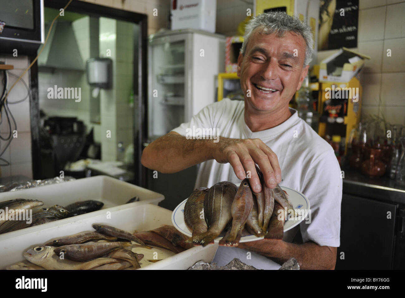 Cucinare con il pesce fresco in un ristorante El pri, Tacoronte, Tenerife, Isole Canarie, Spagna Foto Stock