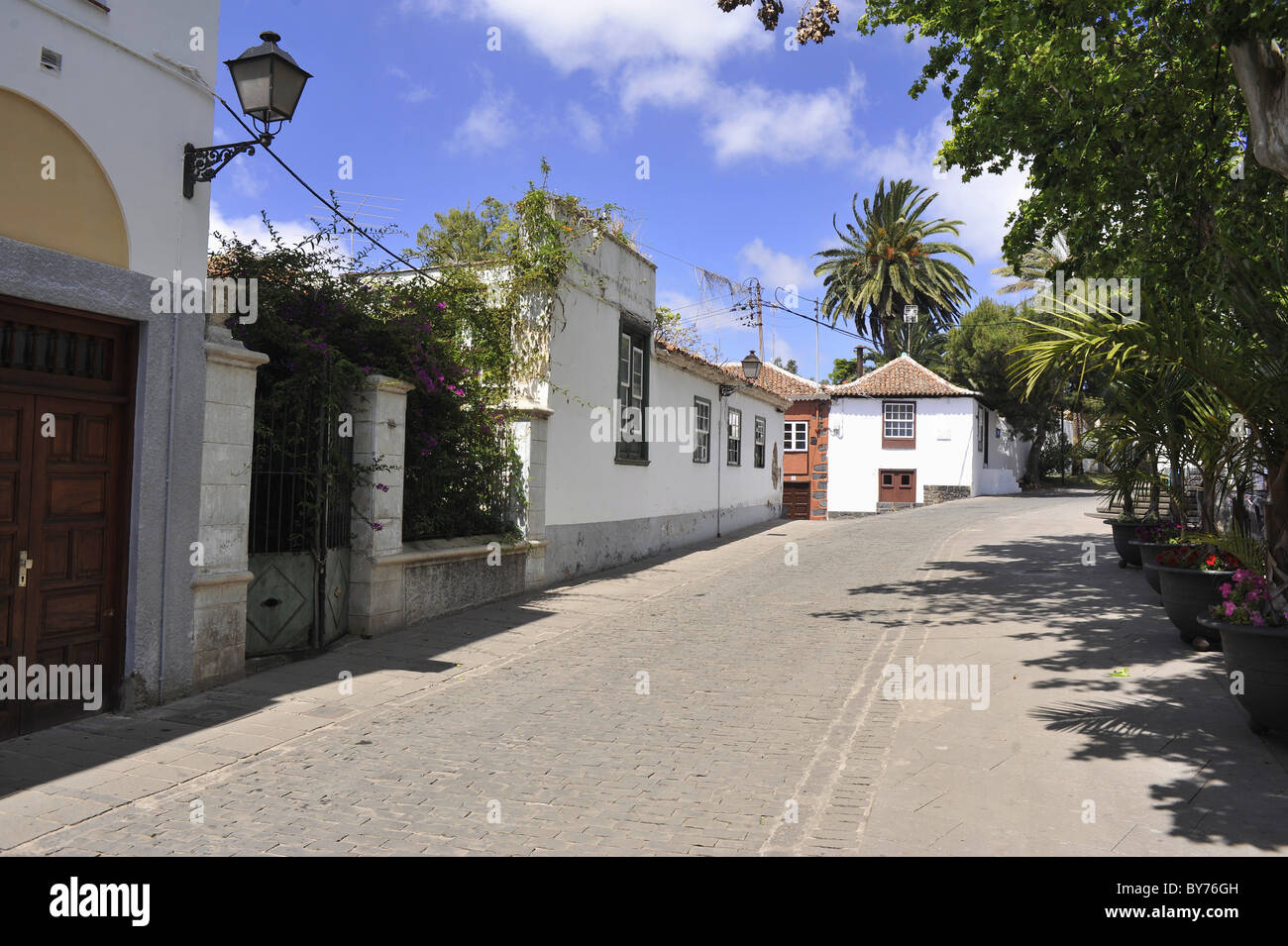 Tipica canaria street nel centro di Tacoronte, Tenerife, Isole Canarie, Spagna Foto Stock