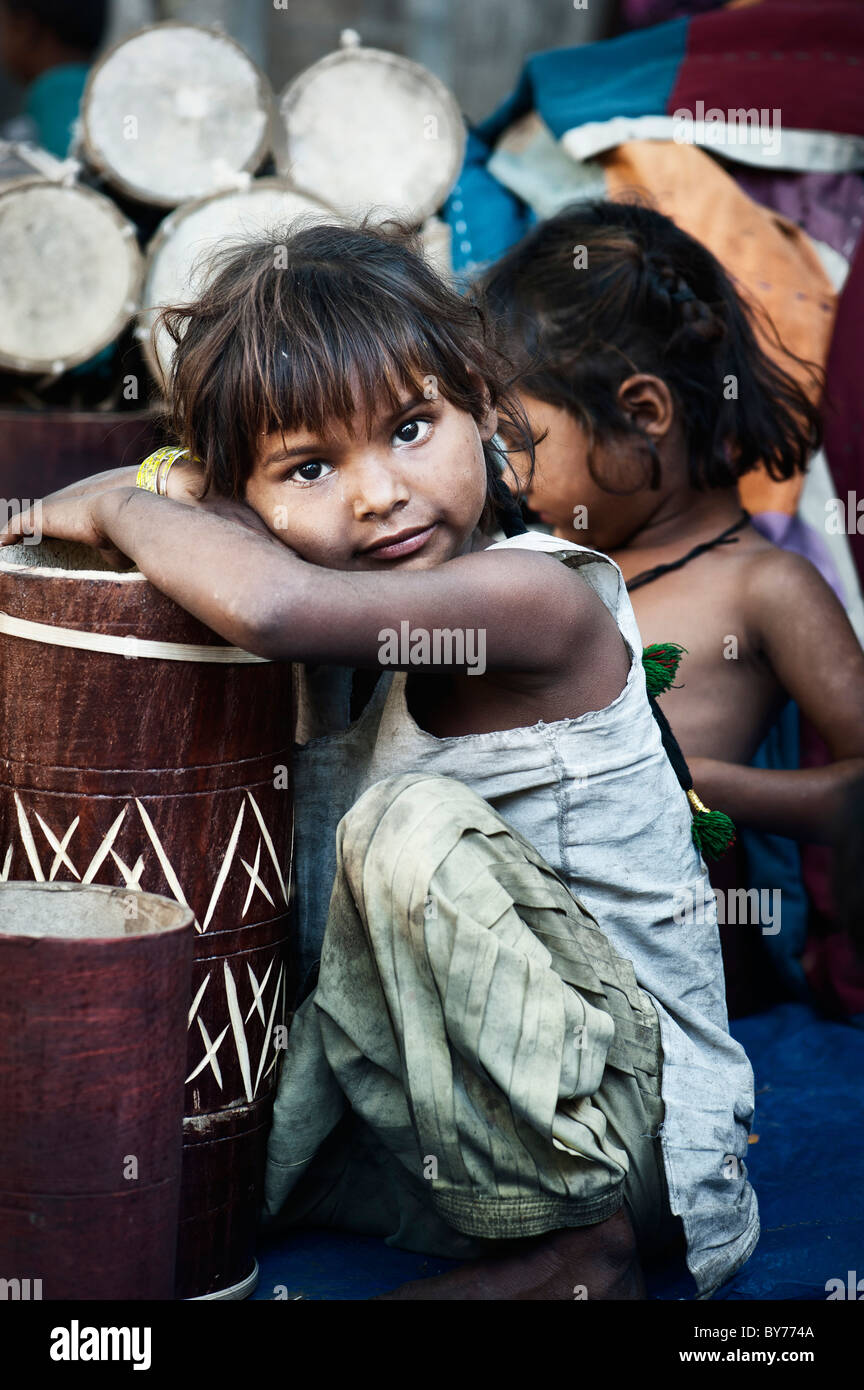 I giovani poveri di casta inferiore indiano le ragazze di strada da pronunciare Pradesh poggiando su metà realizzati i tamburi. Il tamburo makers bambini. Foto Stock