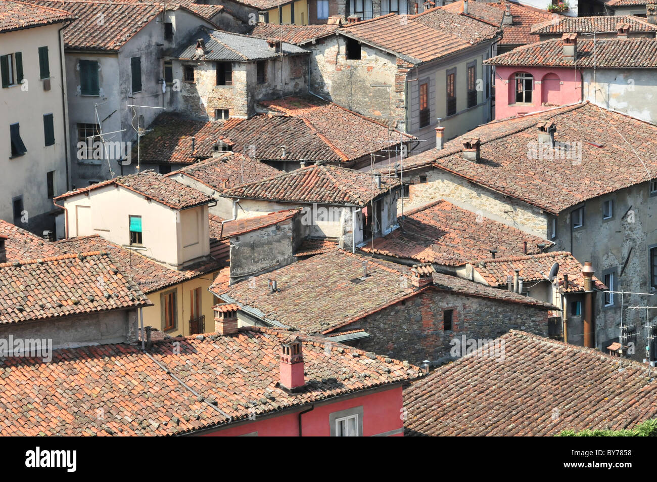 Accozzaglia di tetti a Barga, Toscana Foto Stock