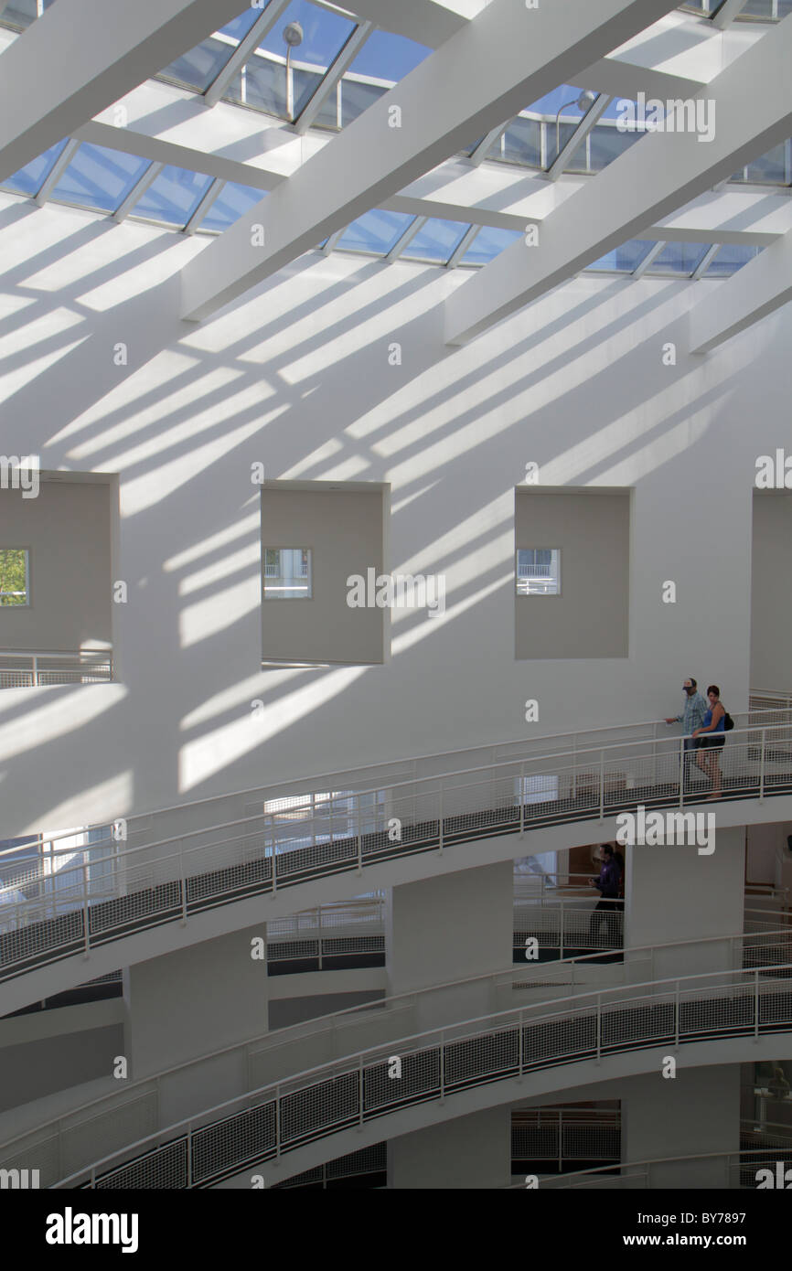 Atlanta Georgia,High Museum of Art,Interior Inside,Richard Meier,light,shadow,atrio,rampa circolare,multilivello,lucernario,linee,forme,arco contemporaneo Foto Stock