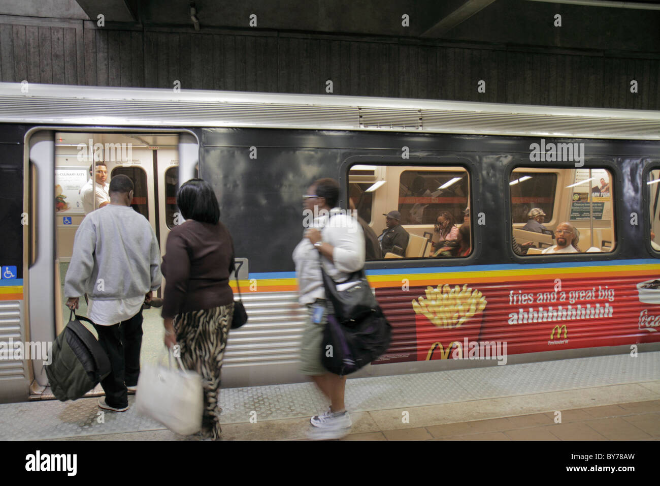 Atlanta Georgia,MARTA,Arts Center Station,piattaforma,treno,metropolitana,trasporto di massa,imbarco,uomo nero uomini maschio,donna donne,passeggeri Foto Stock