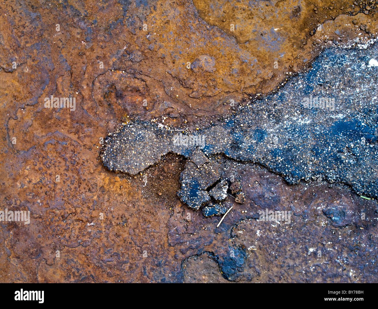 Rusty street piastra sulla buca sulla strada di NYC Foto Stock